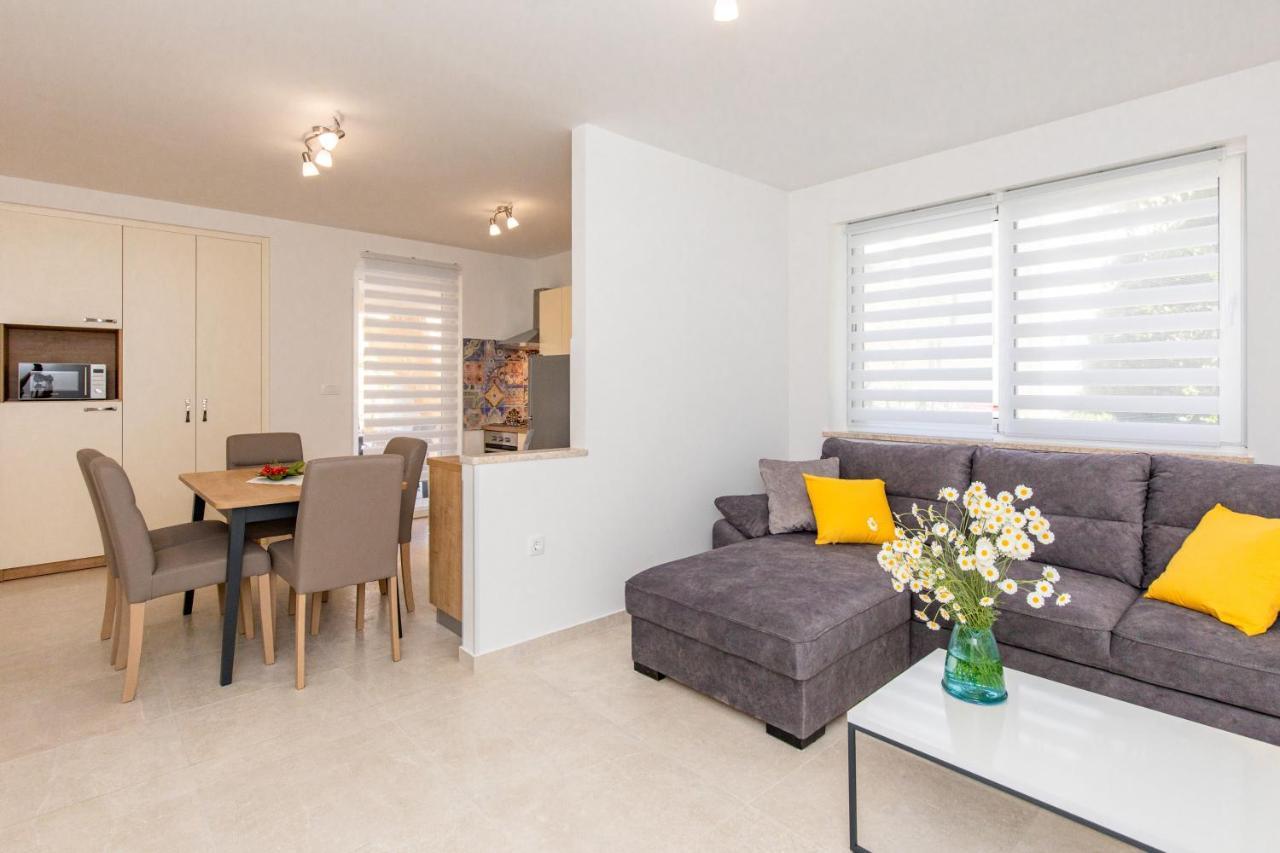 Apartman Ivona U Prizemlju Malinska Exterior foto