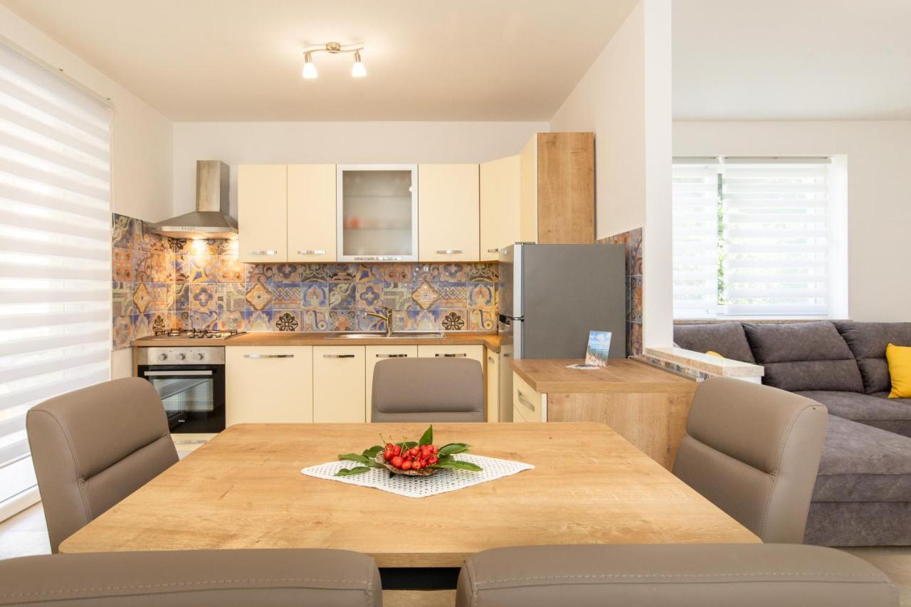 Apartman Ivona U Prizemlju Malinska Exterior foto